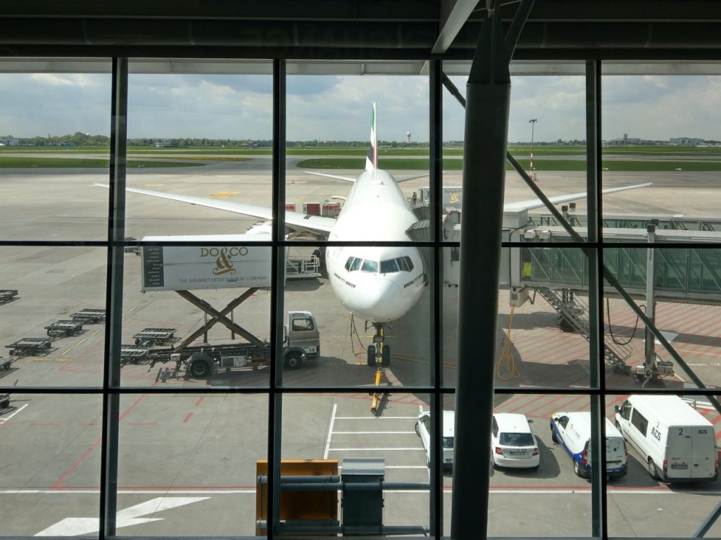 Samolot Emirates przygotowujący się na przyjęcie pasażerów warszawskiego lotniska Chopina