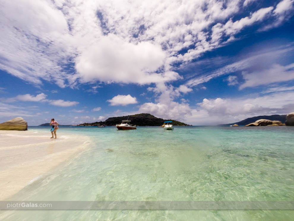 Plaża Coco Island i wyspa Felicite w tle