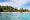 Widok z łodzi motorowej na plażę na wyspie Coco i kilkoro turystów