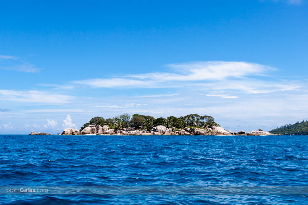 Widok z łodzi motorowej na wyspę Coco Island