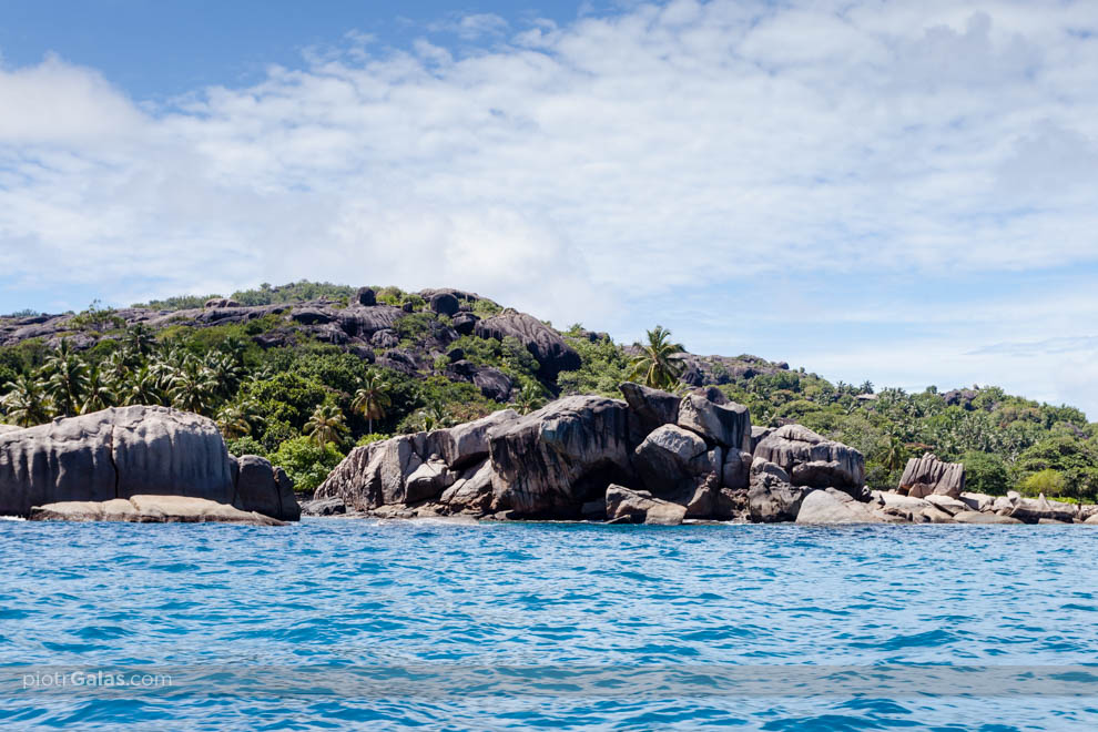 Widok z łodzi motorowej na wyspę Coco Island