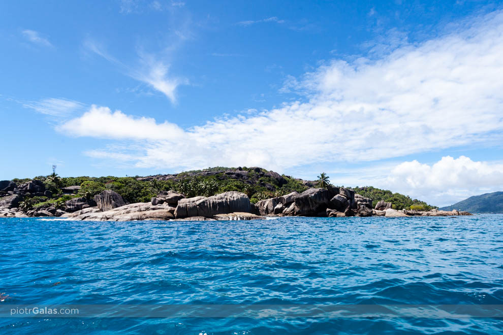 Widok z łodzi motorowej na wyspę Coco Island