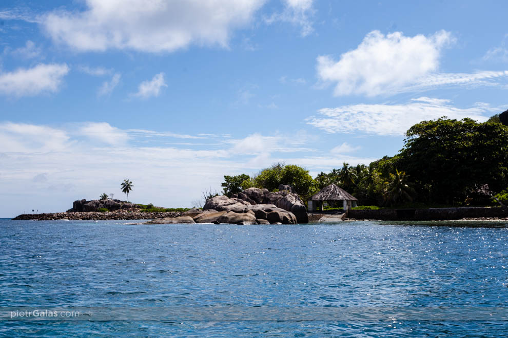 Widok z łodzi motorowej na wyspę Felicite
