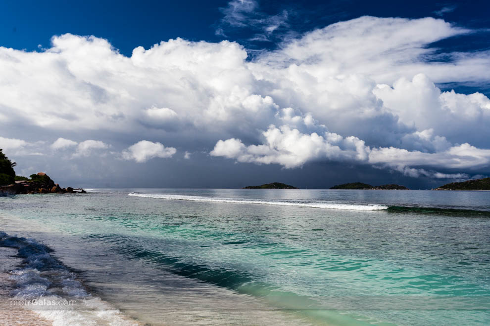 Burza nadciągająca nad wyspę Felicite - widok z plaży Anse Fourmis na La Digue