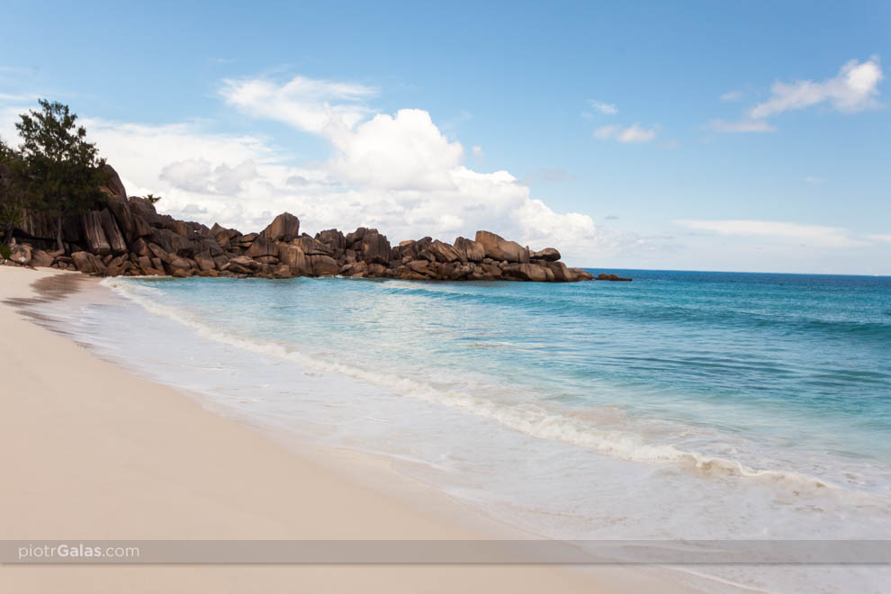 Głazy rozdzielające plażę Grand Anse od Petite Anse