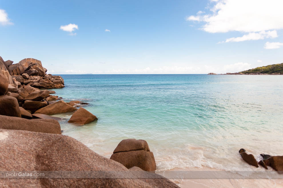 Głazy rozdzielające plażę Grand Anse od Petite Anse