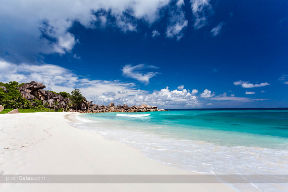 Głazy rozdzielające plażę Grand Anse od Petite Anse
