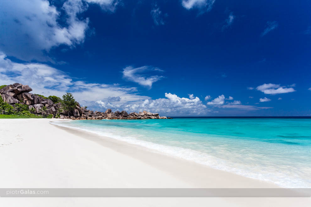 Głazy rozdzielające plażę Grand Anse od Petite Anse