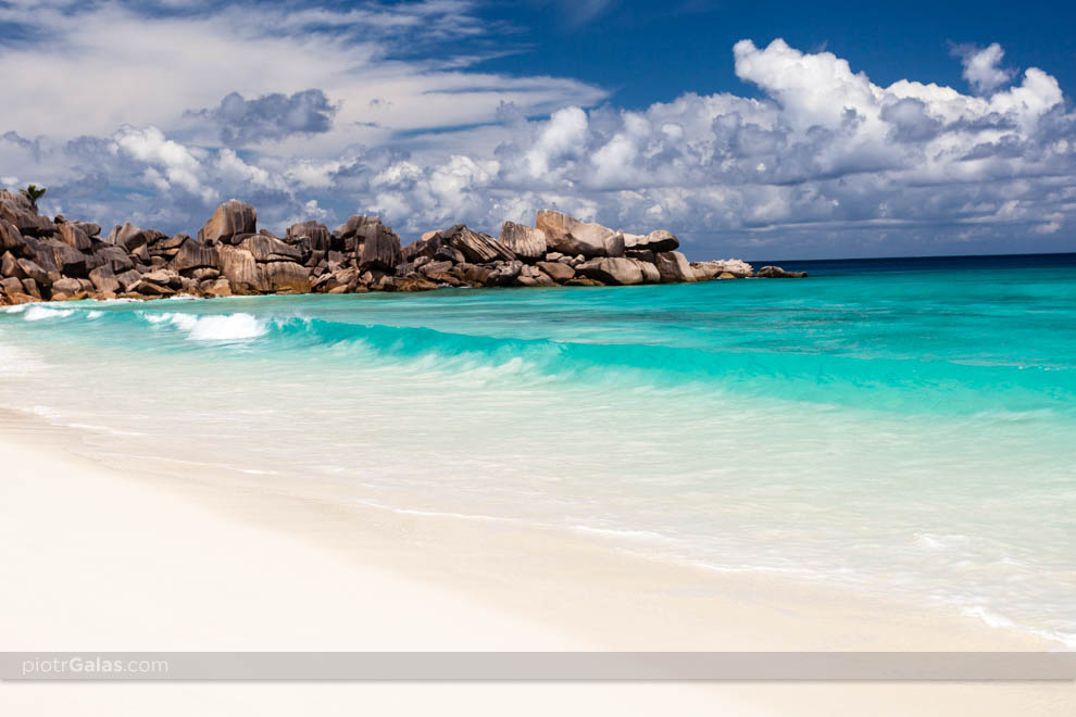 Głazy rozdzielające plażę Grand Anse od Petite Anse