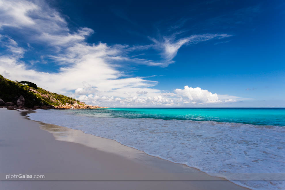 Głazy rozdzielające plażę Petite Anse od Anse Cocos
