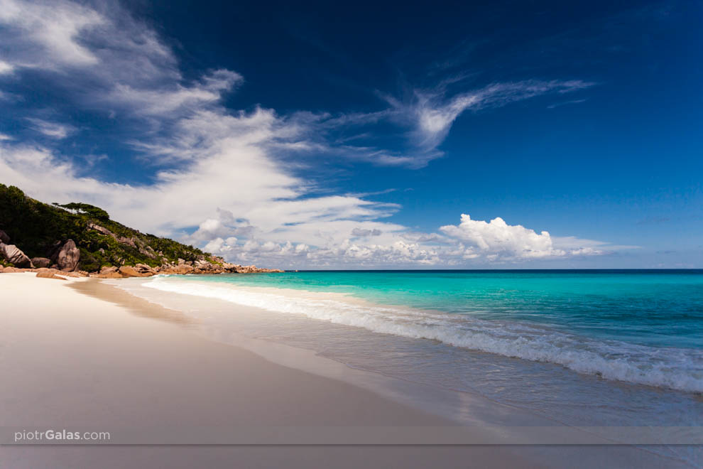 Głazy rozdzielające plażę Petite Anse od Anse Cocos