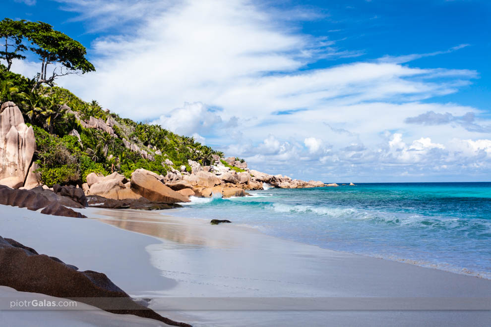 Głazy rozdzielające plażę Petite Anse od Anse Cocos