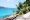 Widok na wyspę Felicite z plaży Anse Patates oraz powalona na skały palma