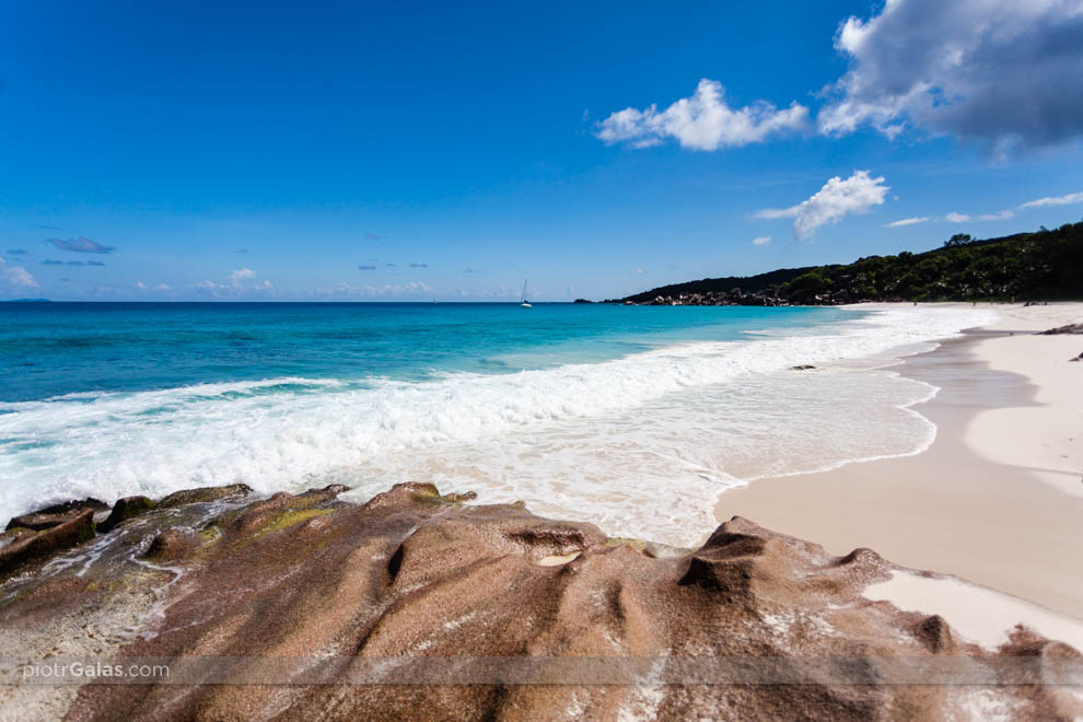 Widok na żaglówkę, głazy i Ocean Indyjski z plaży Petite Anse