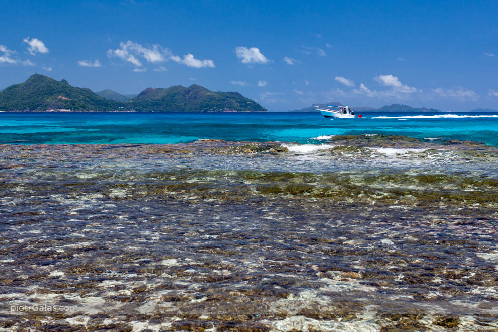 Widok z plaży Anse Severe na wyspę Praslin i Curieuse