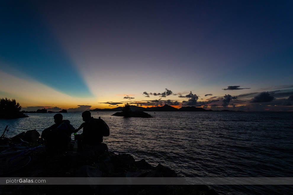 Zachód słońca nad Praslin i La Digue