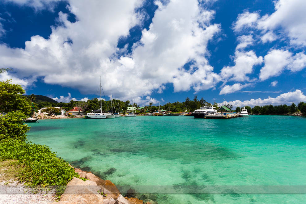 Łodzie i prom na wyspę Praslin w porcie na wyspie La Digue