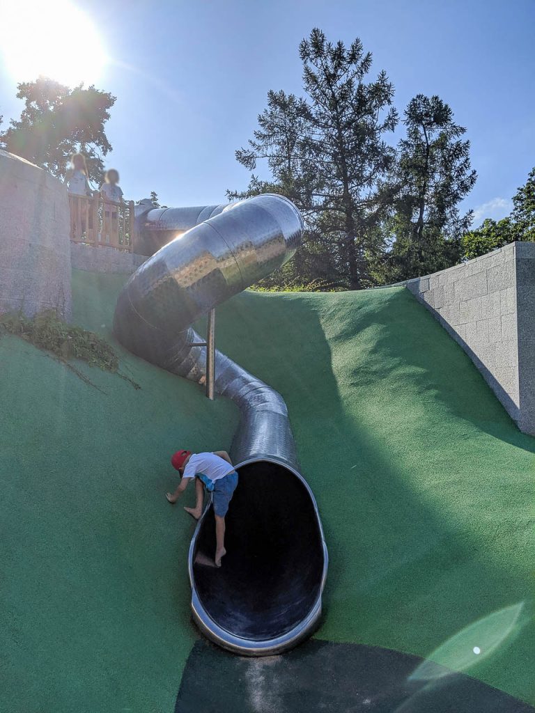 Park Ujazdowski z nowym placem zabaw - mocno kręta zjeżdżalnia