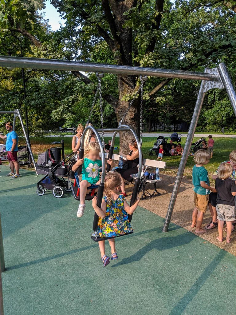 Park Ujazdowski z nowym placem zabaw - podwójna huśtawka