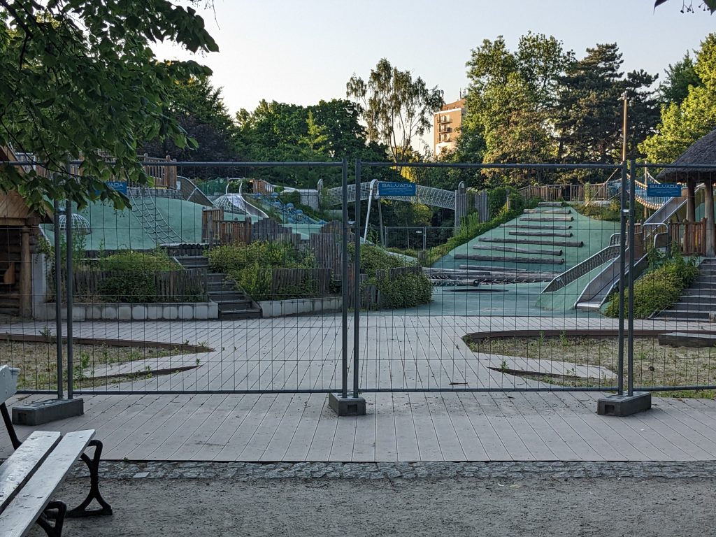 Niszczejący plac zabaw w Parku Ujazdowskim - siatka blokująca dostęp