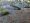 Niszczejący plac zabaw w Parku Ujazdowskim - chwasty wybijają spod miękkiej nawierzchni dla dzieci