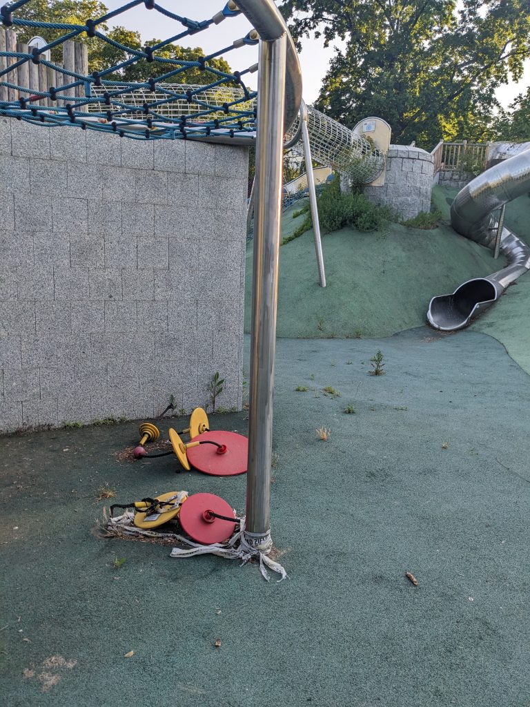 Niszczejący plac zabaw w Parku Ujazdowskim - zdewastowana zabawka