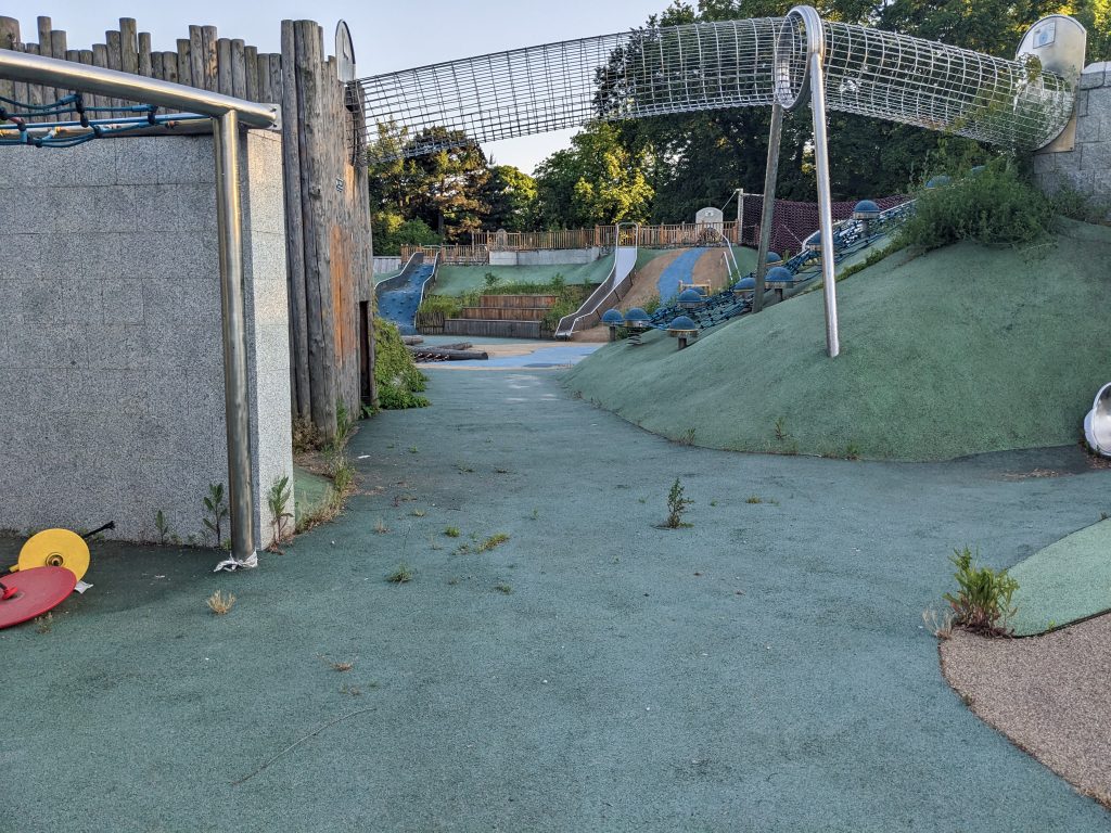 Niszczejący plac zabaw w Parku Ujazdowskim - frajdę z placu zabaw mają tylko chwasty