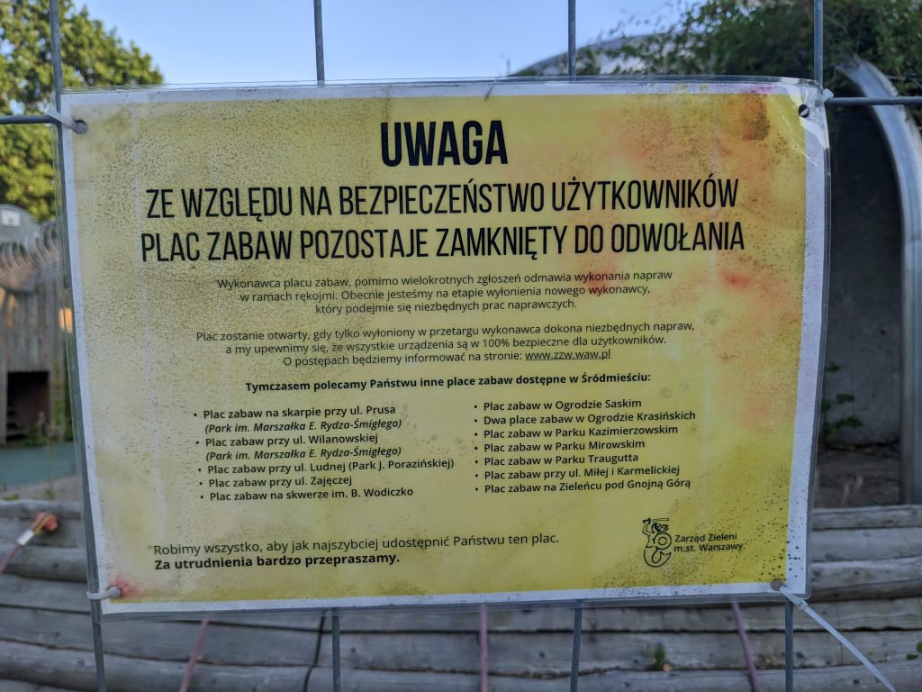 Niszczejący plac zabaw w Parku Ujazdowskim - "Przepraszamy. Taras widokowy nieczynny. Najbliższy czynny taras widokowy dla odprowadzających we Wrocławiu!"