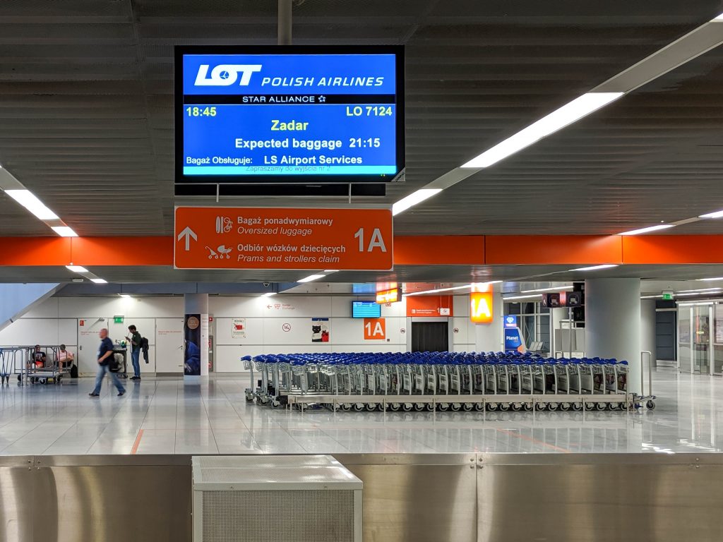 Lotnisko Chopina - Bagaż ponadwymiarowy,Odbiór wózków dziecięcych // Oversized luggage,Prams and strollers claim - 1A