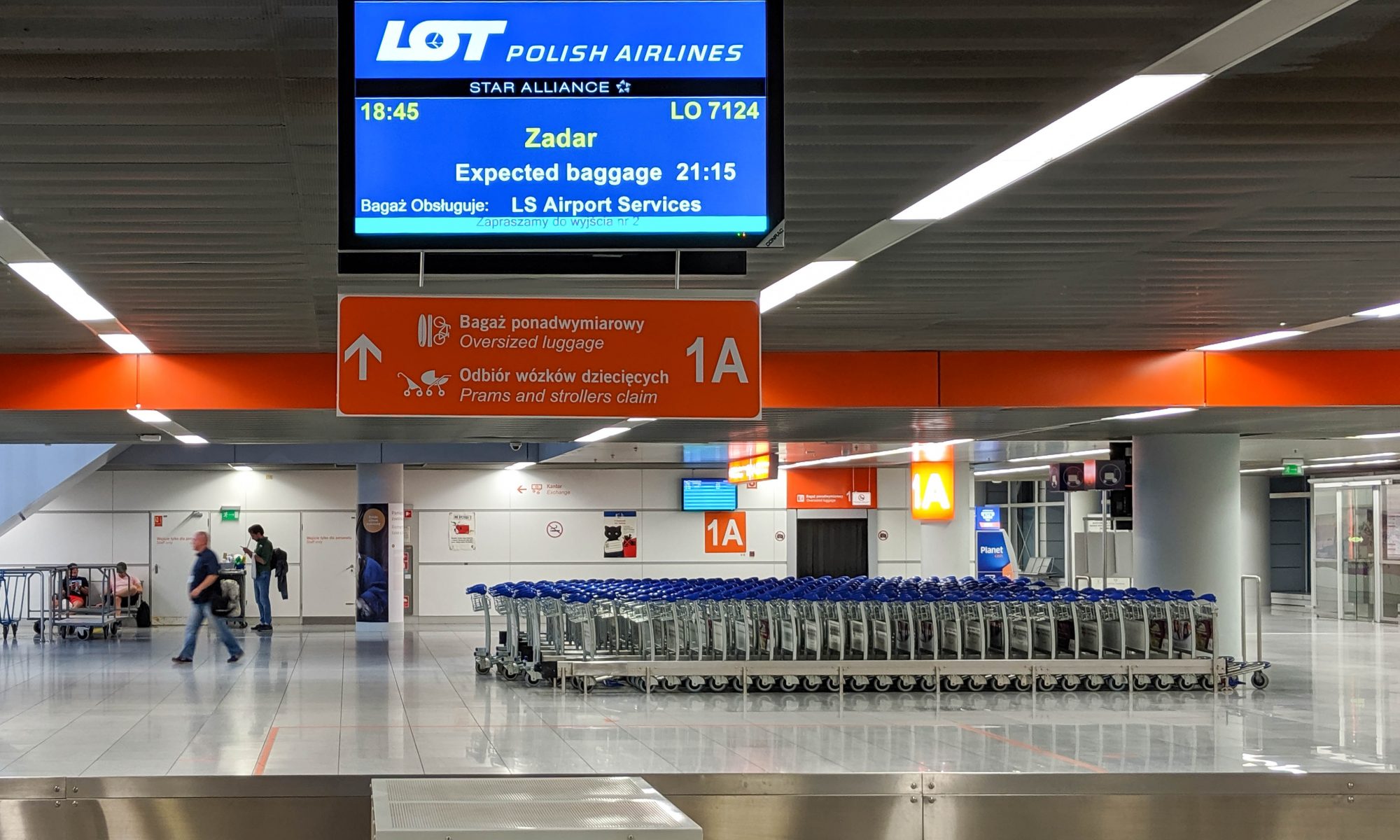 Lotnisko Chopina - Bagaż ponadwymiarowy,Odbiór wózków dziecięcych // Oversized luggage,Prams and strollers claim - 1A