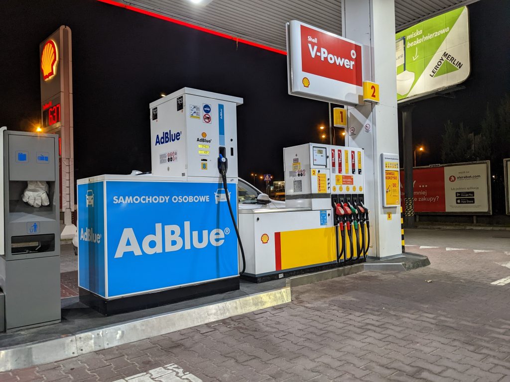 Stacja Shell z dystrybutorem do tankowania AdBlue; ulica Puławska, Warszawa