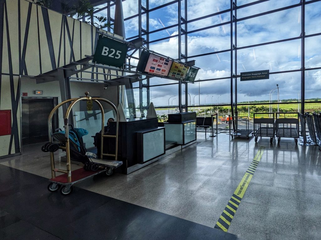 Stanowiska B25 i B26 w hali odlotów lotniska Sir Seewoosagur Ramgoolam na Mauritiusie (MRU), w których oddajemy bagaż ponadwymiarowy (na zdjęciu nawet widać wózek)