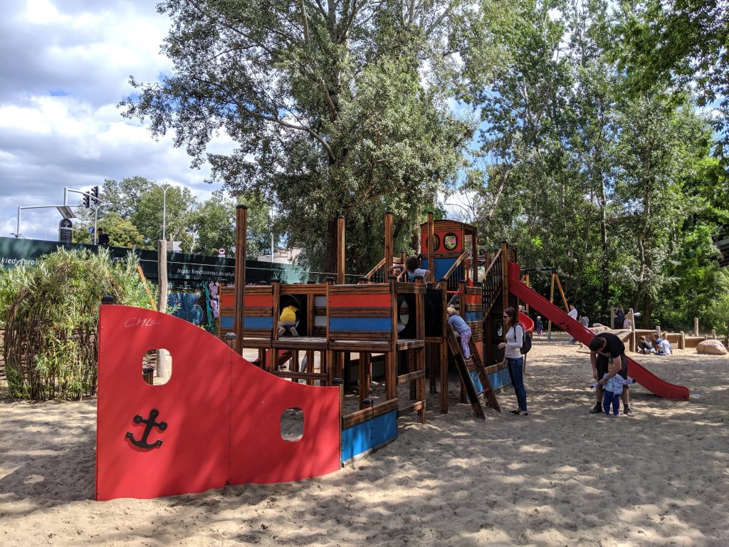 Fajny, tematyczny plac zabaw w Warszawie, tuż obok plaży nad Wisłą