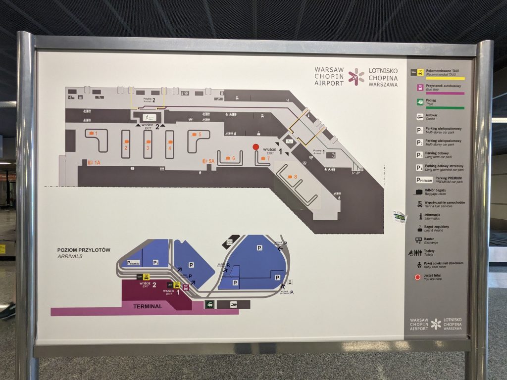 Szczegółowa mapa przylotów na Lotnisku Chopina - wskazuje miejsce poszczególnych taśm do rozładunku walizek, ale też taxi, Uber, przystanków autobusowych i innych