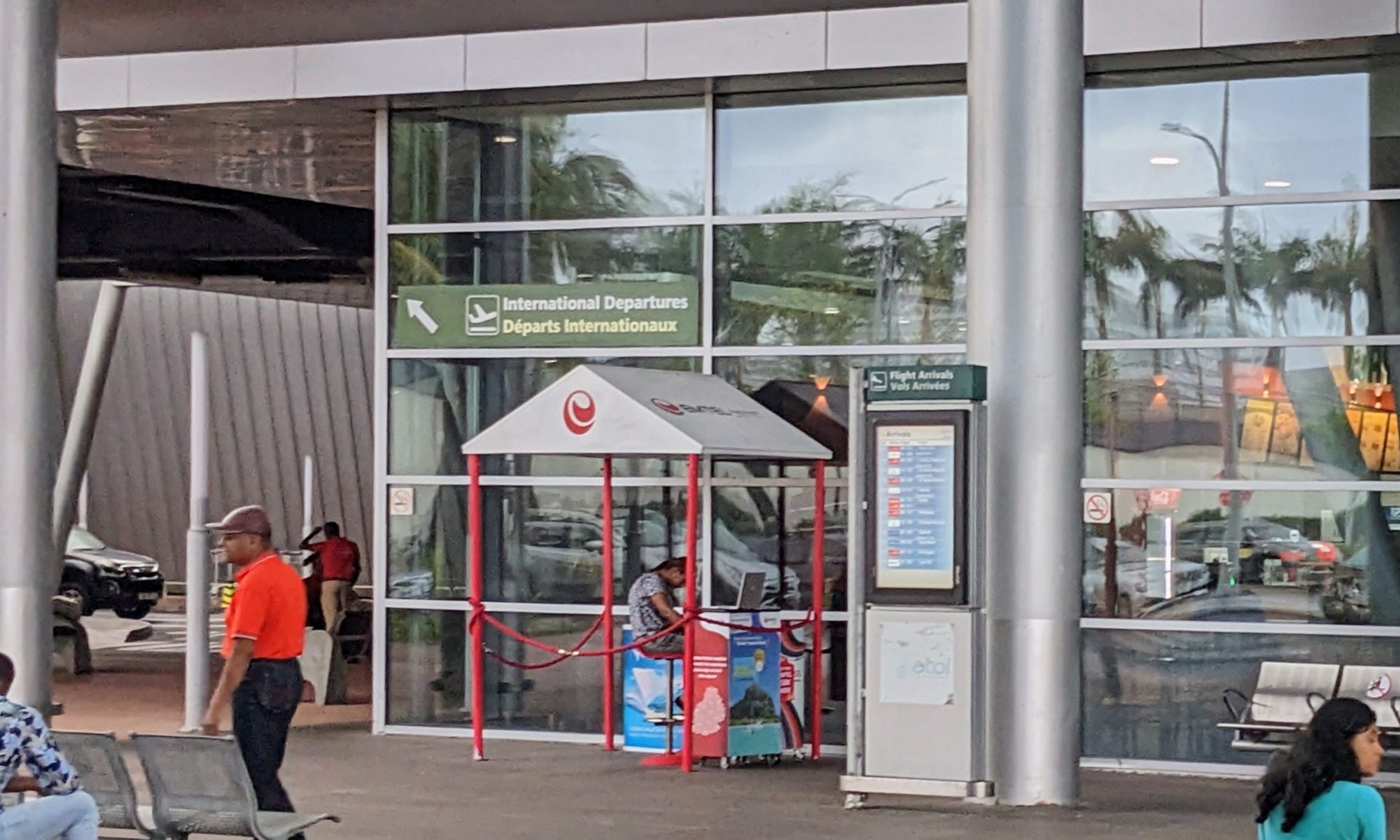 Stoisko emtel na zewnątrz terminala przylotów na Mauritiusie