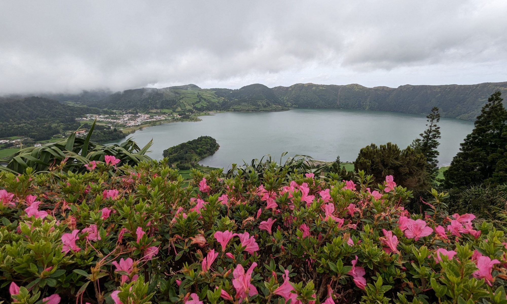 Azory i widok na magiczne jezioro Azul
