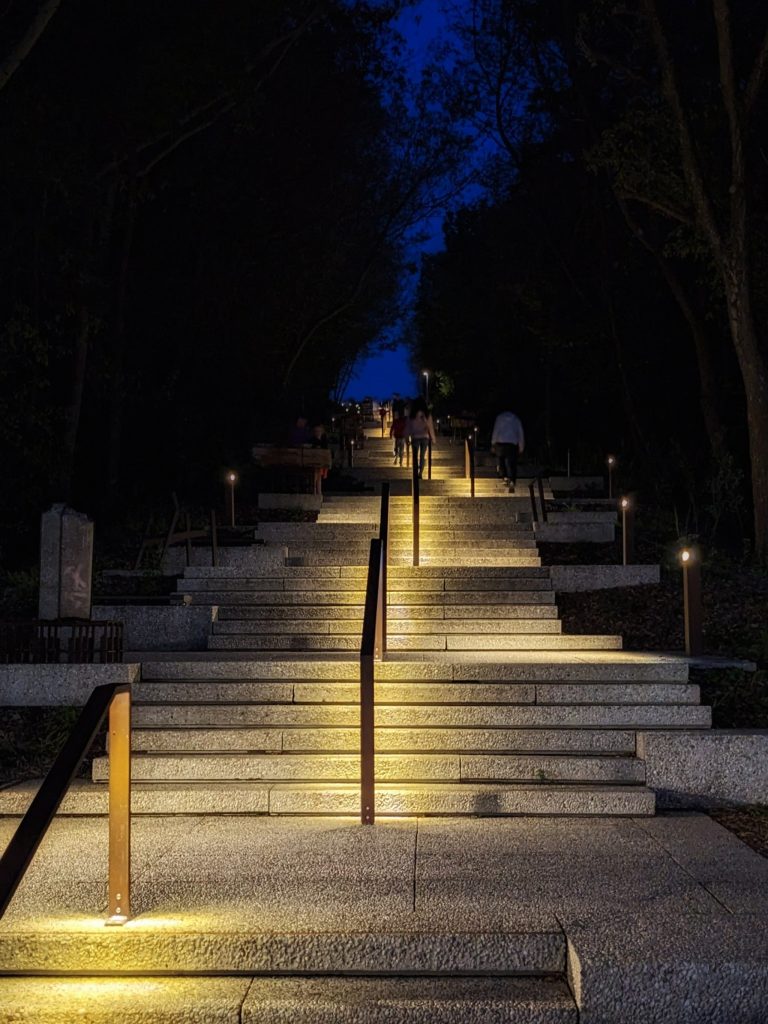 Podświetlane po zmroku schody prowadzące wprost na szczyt Kopca Powstania Warszawskiego