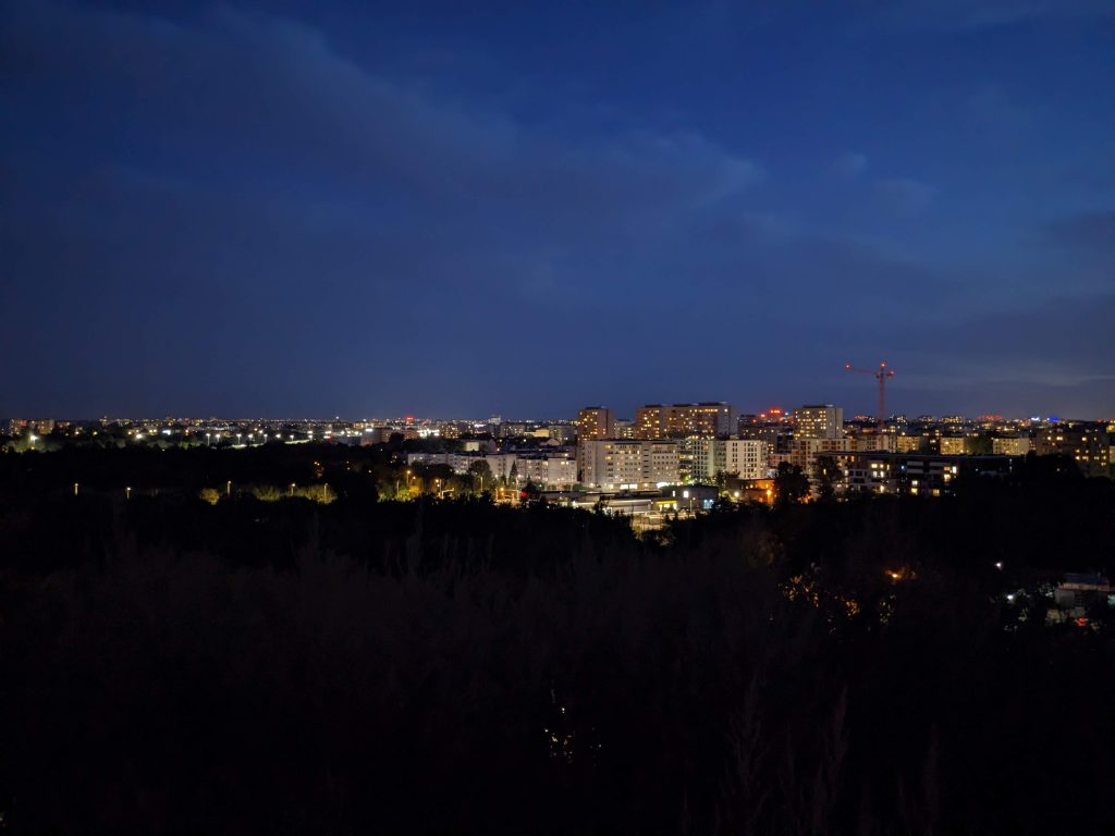 Wieczorna panorama Mokotowa ze szczytu Kopca Powstania Warszawskiego