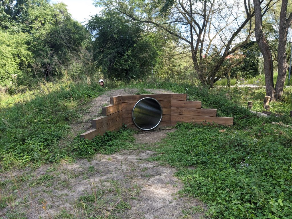 Tunele do przeciskania się przez najmniejszych milusińskich w Parku Akcji Burza