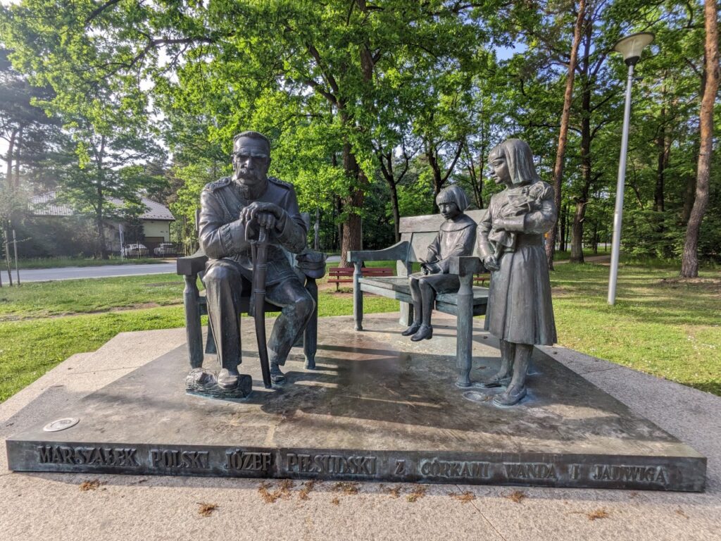 Pomnik Józefa Piłsudskiego wraz z córkami, Wandą i Jadwigą, nieopodal muzeum Józefa Piłsudskiego Sulejówku koło Warszawy. fot. Piotr Galas/malachmurka.pl